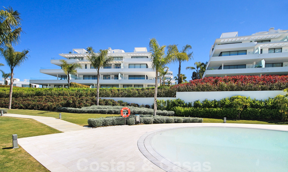 Nieuw instapklaar modern designappartement te koop, aan de golfbaan tussen Marbella en Estepona 24858