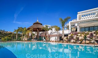 Modern penthouse appartement te koop met uitzicht op de golfbaan en de Middellandse Zee in Benahavis - Marbella 24861 