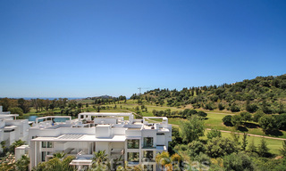 Modern penthouse appartement te koop met uitzicht op de golfbaan en de Middellandse Zee in Benahavis - Marbella 24869 