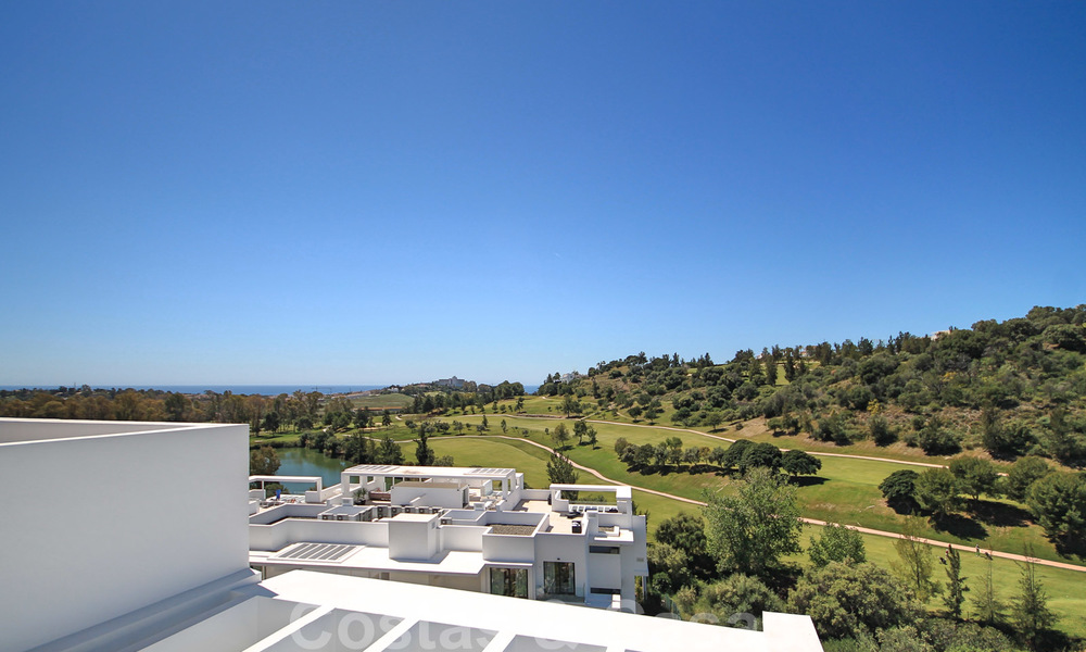 Modern penthouse appartement te koop met uitzicht op de golfbaan en de Middellandse Zee in Benahavis - Marbella 24872