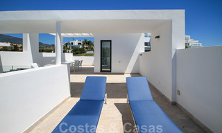 Modern penthouse appartement te koop met uitzicht op de golfbaan en de Middellandse Zee in Benahavis - Marbella 24873 