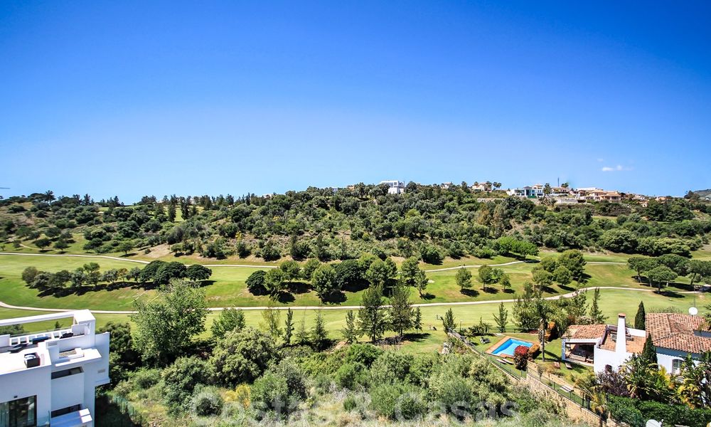 Modern penthouse appartement te koop met uitzicht op de golfbaan en de Middellandse Zee in Benahavis - Marbella 24874