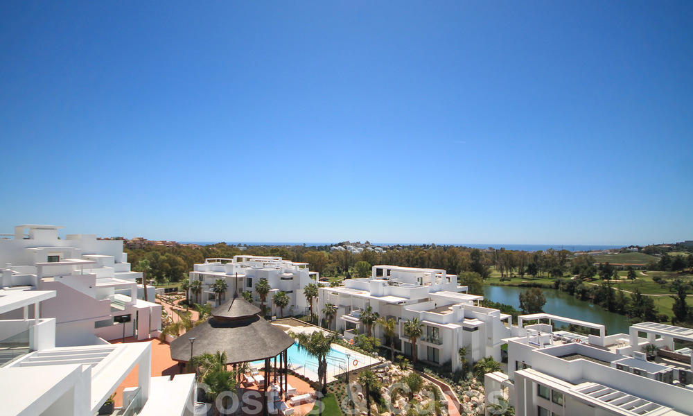 Modern penthouse appartement te koop met uitzicht op de golfbaan en de Middellandse Zee in Benahavis - Marbella 24875