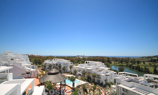 Modern penthouse appartement te koop met uitzicht op de golfbaan en de Middellandse Zee in Benahavis - Marbella 24875 