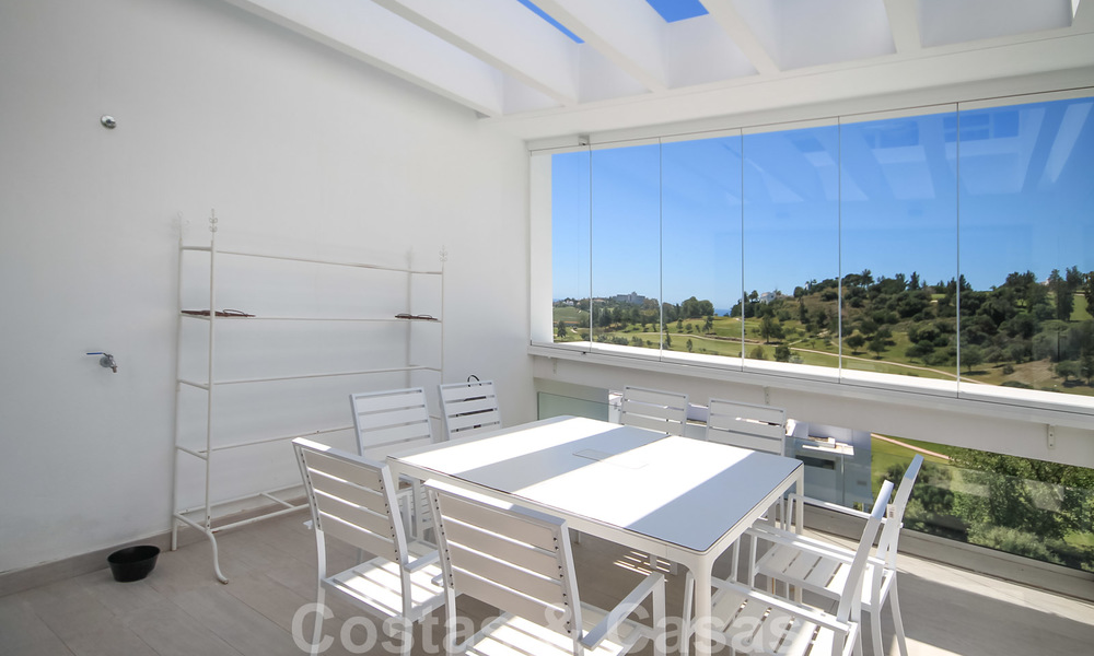 Modern penthouse appartement te koop met uitzicht op de golfbaan en de Middellandse Zee in Benahavis - Marbella 24876