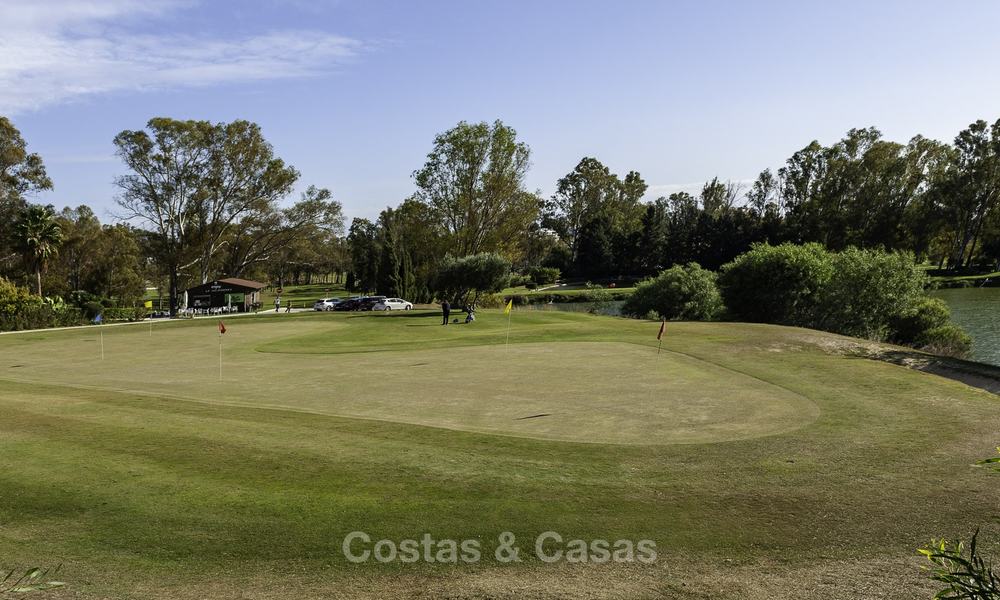 Modern penthouse appartement te koop met uitzicht op de golfbaan en de Middellandse Zee in Benahavis - Marbella 24880