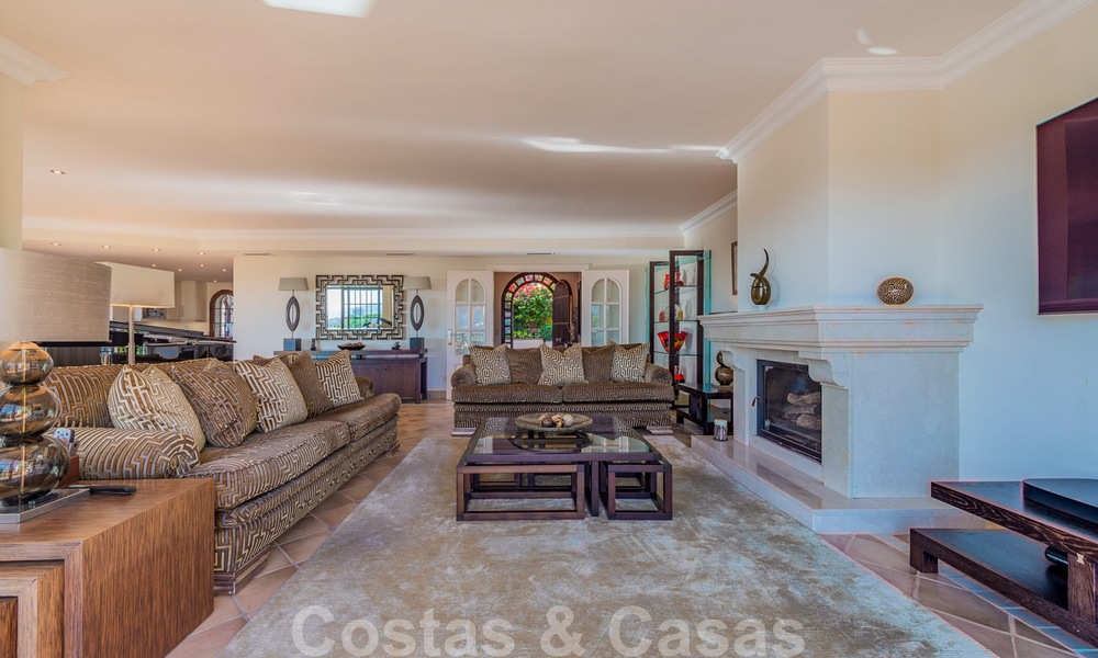 Grote luxe villa te koop met schitterend panoramisch uitzicht over de golfvallei, de bergen en de Middellandse Zee in Nueva Andalucia, Marbella 25017