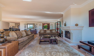 Grote luxe villa te koop met schitterend panoramisch uitzicht over de golfvallei, de bergen en de Middellandse Zee in Nueva Andalucia, Marbella 25017 