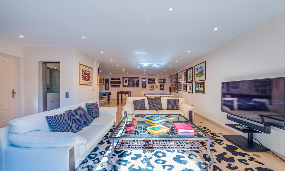 Grote luxe villa te koop met schitterend panoramisch uitzicht over de golfvallei, de bergen en de Middellandse Zee in Nueva Andalucia, Marbella 25045