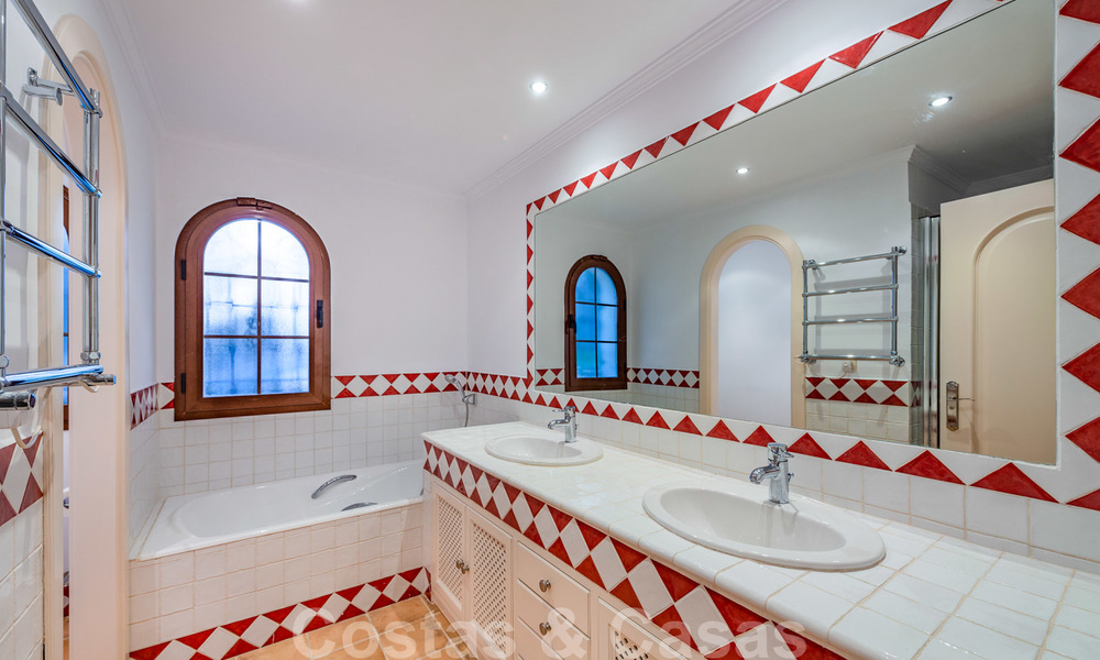 Grote luxe villa te koop met schitterend panoramisch uitzicht over de golfvallei, de bergen en de Middellandse Zee in Nueva Andalucia, Marbella 25054