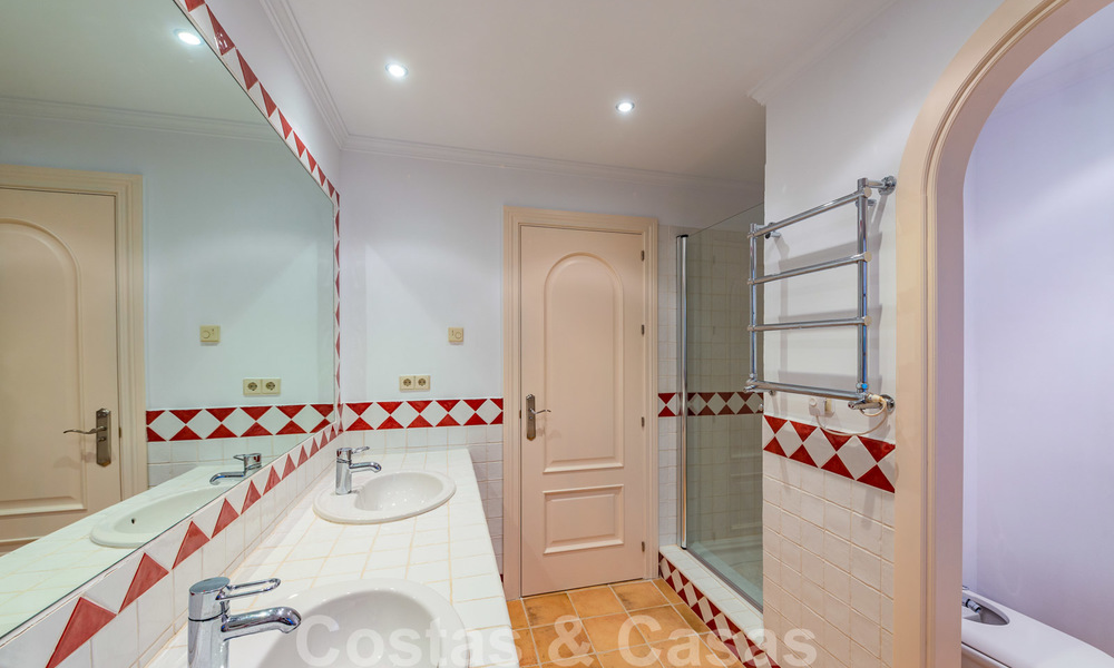 Grote luxe villa te koop met schitterend panoramisch uitzicht over de golfvallei, de bergen en de Middellandse Zee in Nueva Andalucia, Marbella 25055