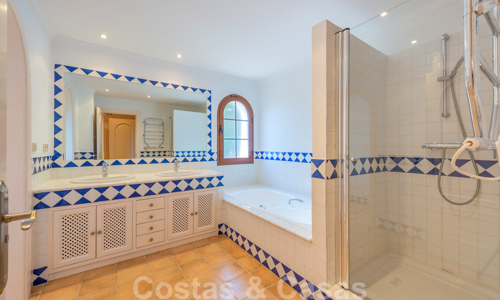 Grote luxe villa te koop met schitterend panoramisch uitzicht over de golfvallei, de bergen en de Middellandse Zee in Nueva Andalucia, Marbella 25060