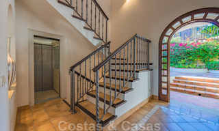 Grote luxe villa te koop met schitterend panoramisch uitzicht over de golfvallei, de bergen en de Middellandse Zee in Nueva Andalucia, Marbella 25064 