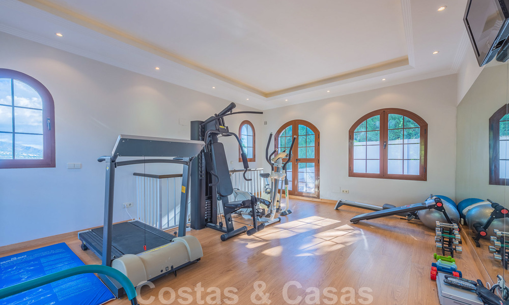 Grote luxe villa te koop met schitterend panoramisch uitzicht over de golfvallei, de bergen en de Middellandse Zee in Nueva Andalucia, Marbella 25069