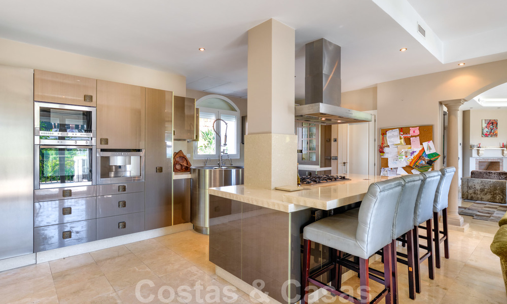 Instapklare villa in klassieke stijl te koop in het gegeerde Nueva Andalucia, Marbella 25074