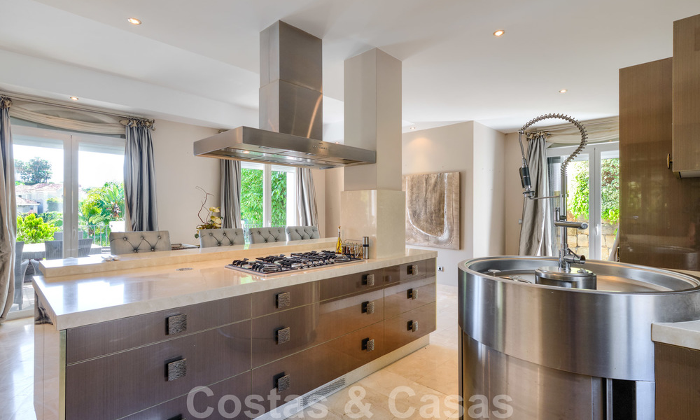 Instapklare villa in klassieke stijl te koop in het gegeerde Nueva Andalucia, Marbella 25075