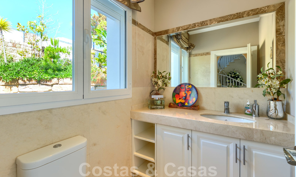 Instapklare villa in klassieke stijl te koop in het gegeerde Nueva Andalucia, Marbella 25076