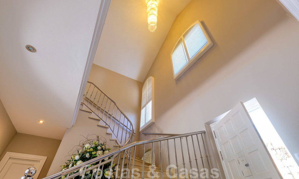 Instapklare villa in klassieke stijl te koop in het gegeerde Nueva Andalucia, Marbella 25077