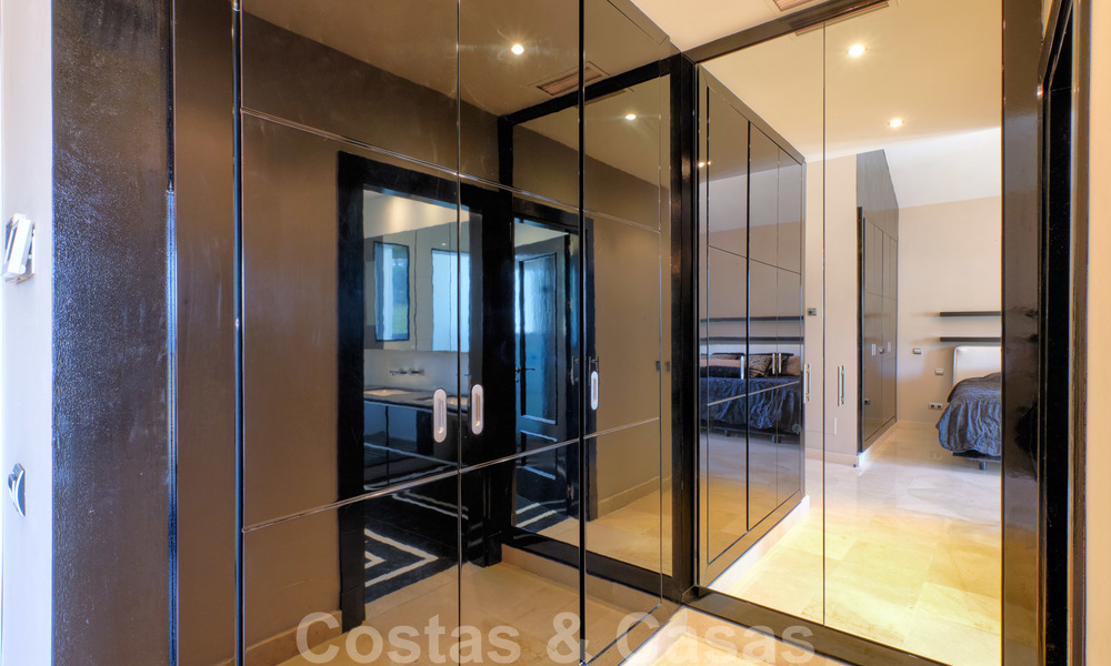 Instapklare villa in klassieke stijl te koop in het gegeerde Nueva Andalucia, Marbella 25082