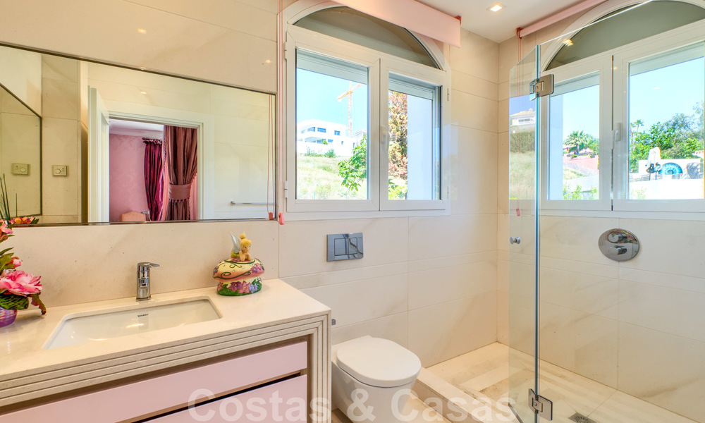 Instapklare villa in klassieke stijl te koop in het gegeerde Nueva Andalucia, Marbella 25085