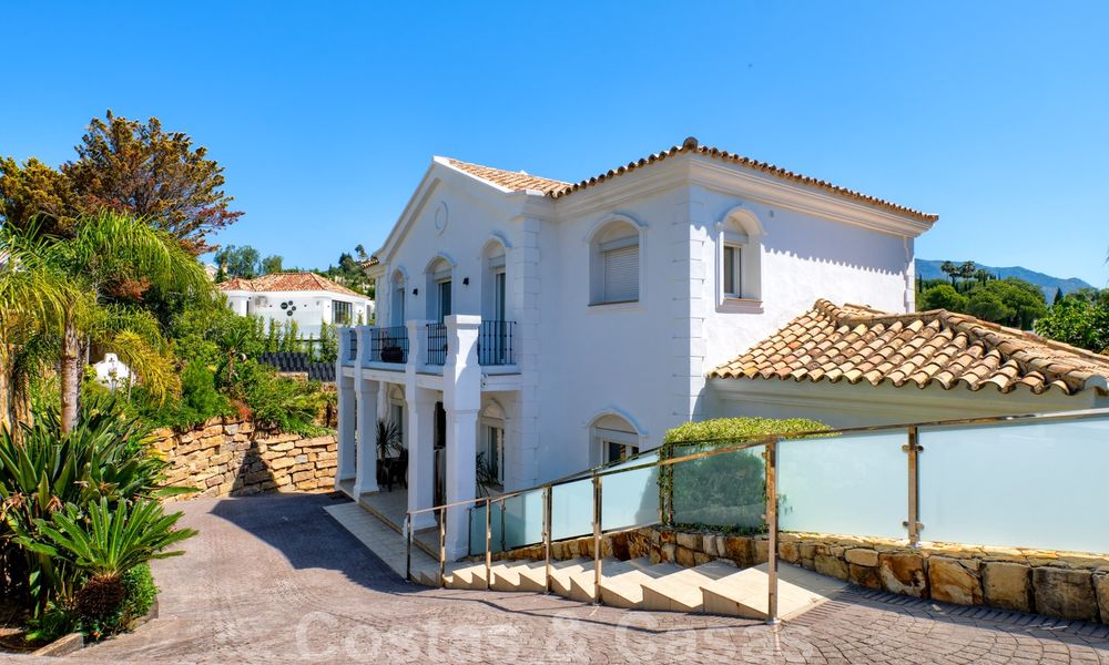 Instapklare villa in klassieke stijl te koop in het gegeerde Nueva Andalucia, Marbella 25090