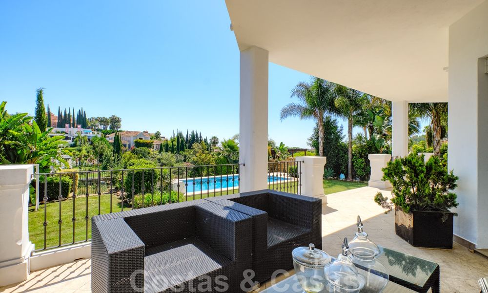 Instapklare villa in klassieke stijl te koop in het gegeerde Nueva Andalucia, Marbella 25091