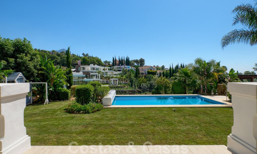 Instapklare villa in klassieke stijl te koop in het gegeerde Nueva Andalucia, Marbella 25094