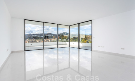Modern design appartement te koop met ruim terras, grenzend aan de golfbaan in Marbella - Estepona. Instapklaar. Verlaagd in prijs. 25379