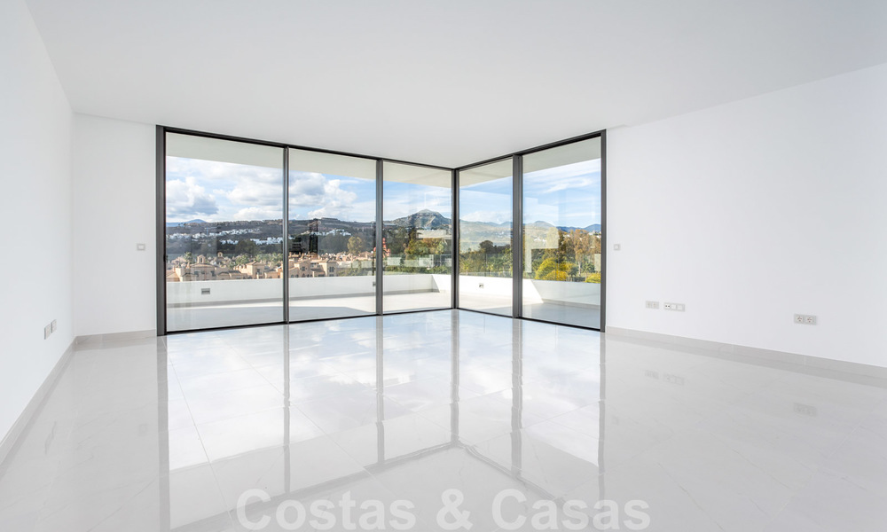Modern design appartement te koop met ruim terras, grenzend aan de golfbaan in Marbella - Estepona. Instapklaar. Verlaagd in prijs. 25379