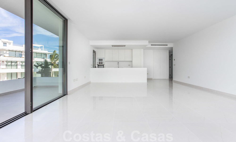 Modern design appartement te koop met ruim terras, grenzend aan de golfbaan in Marbella - Estepona. Instapklaar. Verlaagd in prijs. 25380
