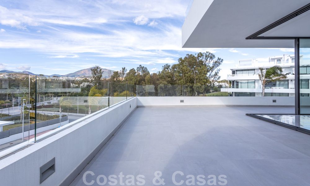 Modern design appartement te koop met ruim terras, grenzend aan de golfbaan in Marbella - Estepona. Instapklaar. Verlaagd in prijs. 25382