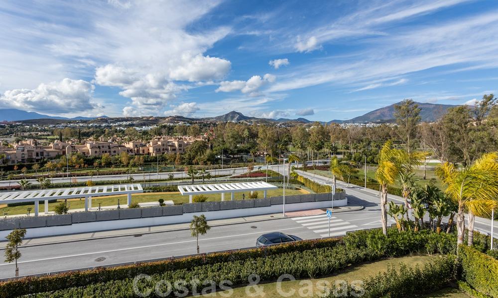 Modern design appartement te koop met ruim terras, grenzend aan de golfbaan in Marbella - Estepona. Instapklaar. Verlaagd in prijs. 25384
