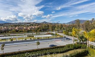 Modern design appartement te koop met ruim terras, grenzend aan de golfbaan in Marbella - Estepona. Instapklaar. Verlaagd in prijs. 25384 