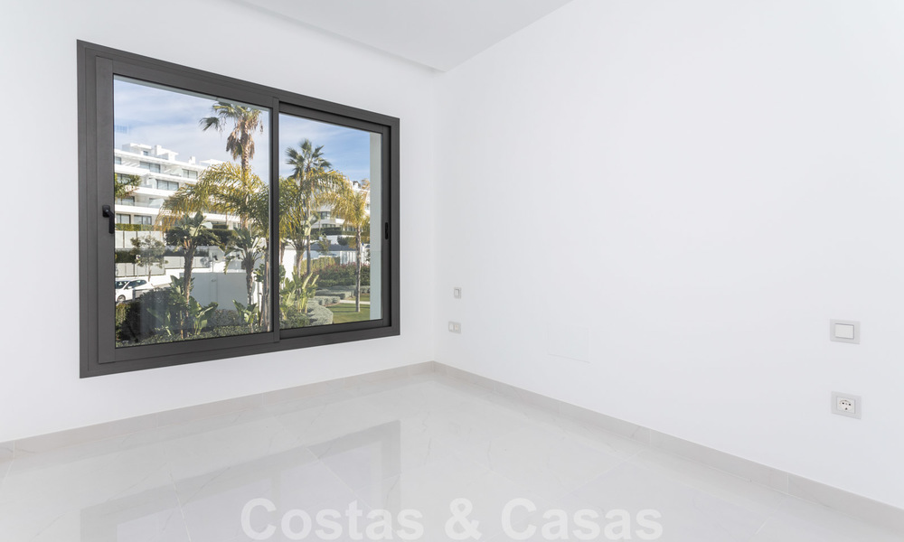 Modern design appartement te koop met ruim terras, grenzend aan de golfbaan in Marbella - Estepona. Instapklaar. Verlaagd in prijs. 25385