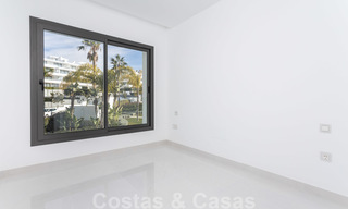 Modern design appartement te koop met ruim terras, grenzend aan de golfbaan in Marbella - Estepona. Instapklaar. Verlaagd in prijs. 25385 