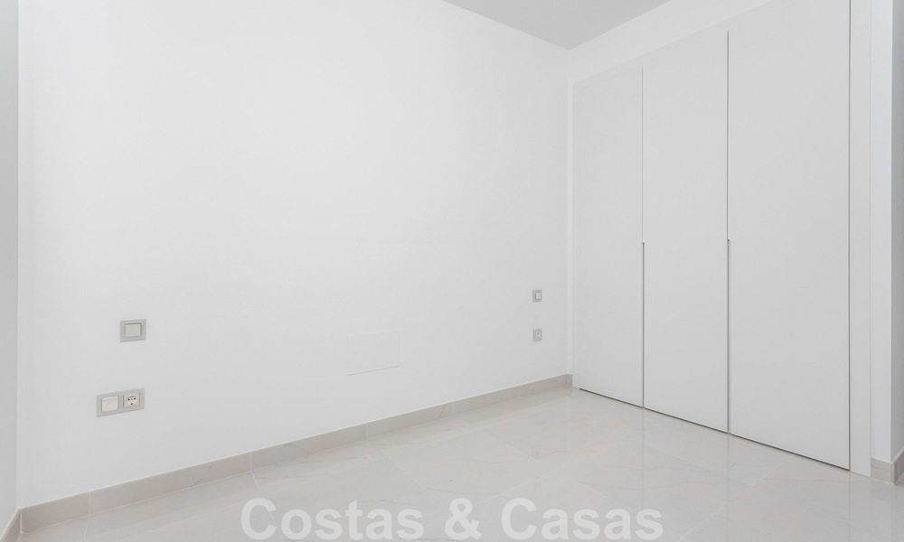 Modern design appartement te koop met ruim terras, grenzend aan de golfbaan in Marbella - Estepona. Instapklaar. Verlaagd in prijs. 25386