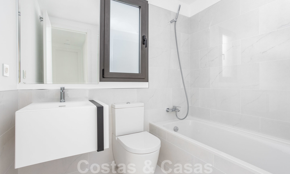Modern design appartement te koop met ruim terras, grenzend aan de golfbaan in Marbella - Estepona. Instapklaar. Verlaagd in prijs. 25387