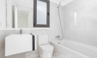 Modern design appartement te koop met ruim terras, grenzend aan de golfbaan in Marbella - Estepona. Instapklaar. Verlaagd in prijs. 25387 