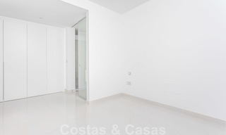 Modern design appartement te koop met ruim terras, grenzend aan de golfbaan in Marbella - Estepona. Instapklaar. Verlaagd in prijs. 25388 