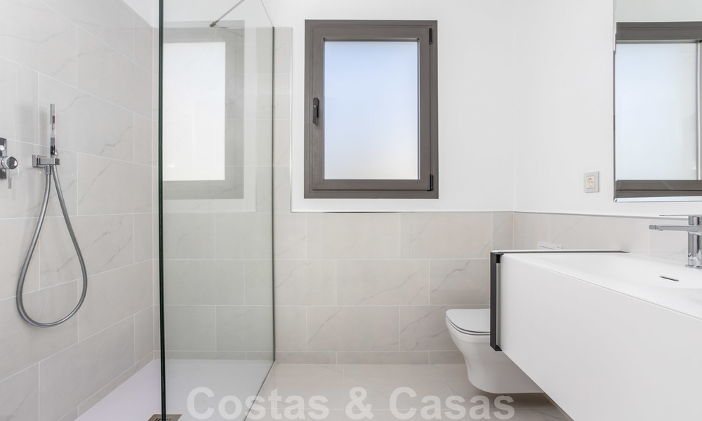 Modern design appartement te koop met ruim terras, grenzend aan de golfbaan in Marbella - Estepona. Instapklaar. Verlaagd in prijs. 25390