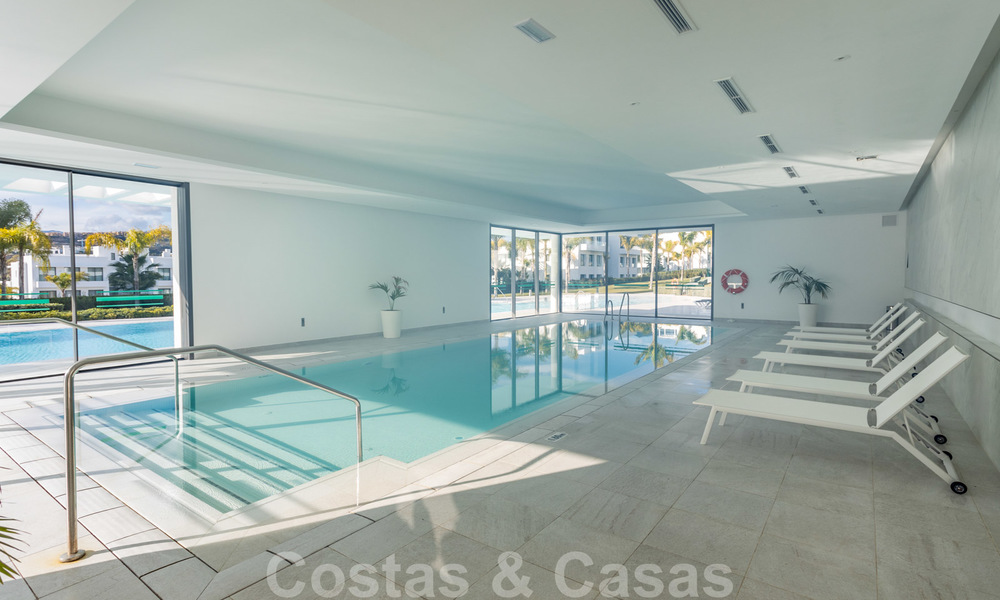 Modern design appartement te koop met ruim terras, grenzend aan de golfbaan in Marbella - Estepona. Instapklaar. Verlaagd in prijs. 25392