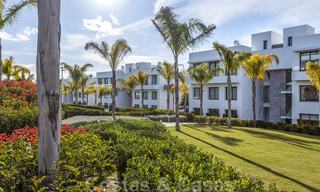 Modern design appartement te koop met ruim terras, grenzend aan de golfbaan in Marbella - Estepona. Instapklaar. Verlaagd in prijs. 25393 