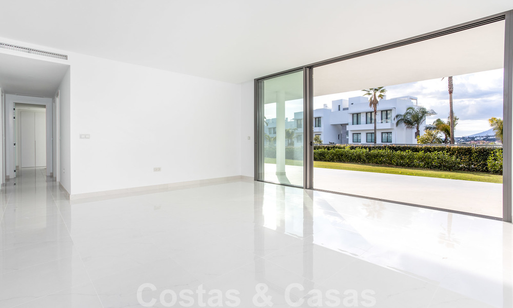 Modern design appartement te koop met ruim terras en grote tuin, grenzend aan de golfbaan in Marbella - Estepona 25394