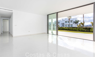 Modern design appartement te koop met ruim terras en grote tuin, grenzend aan de golfbaan in Marbella - Estepona 25394 