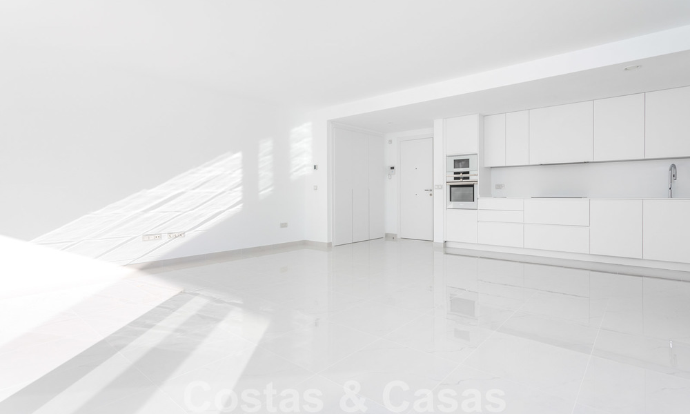 Modern design appartement te koop met ruim terras en grote tuin, grenzend aan de golfbaan in Marbella - Estepona 25395