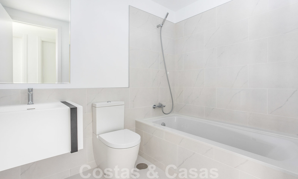 Modern design appartement te koop met ruim terras en grote tuin, grenzend aan de golfbaan in Marbella - Estepona 25399