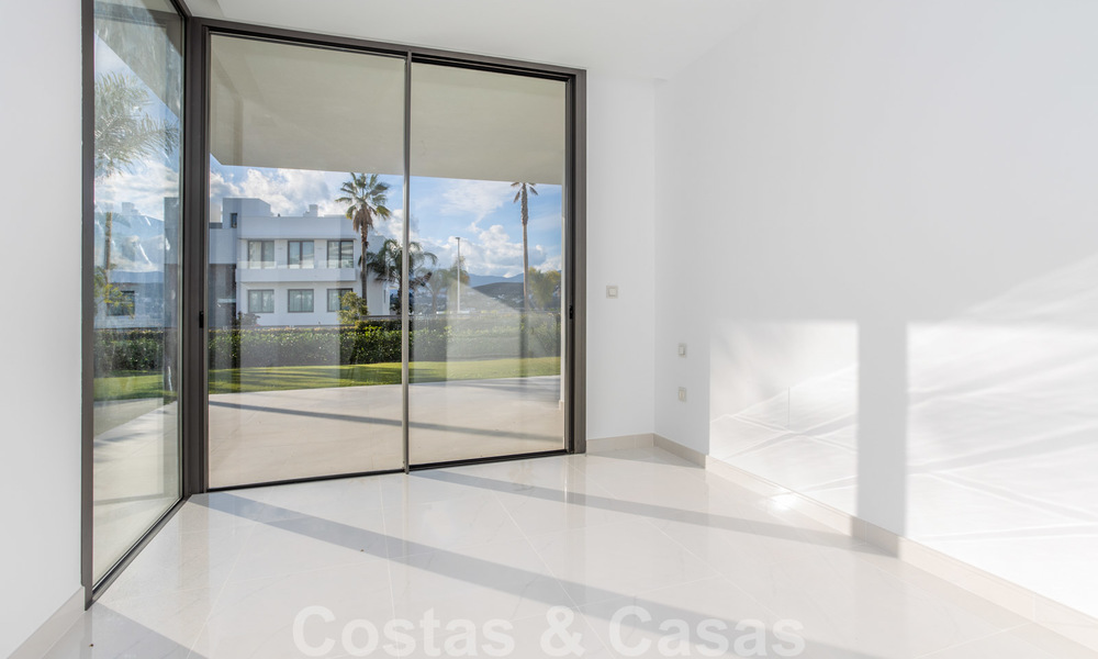 Modern design appartement te koop met ruim terras en grote tuin, grenzend aan de golfbaan in Marbella - Estepona 25400