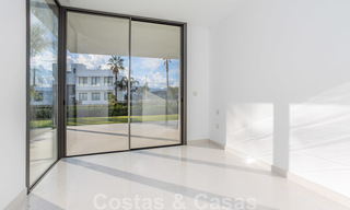 Modern design appartement te koop met ruim terras en grote tuin, grenzend aan de golfbaan in Marbella - Estepona 25400 