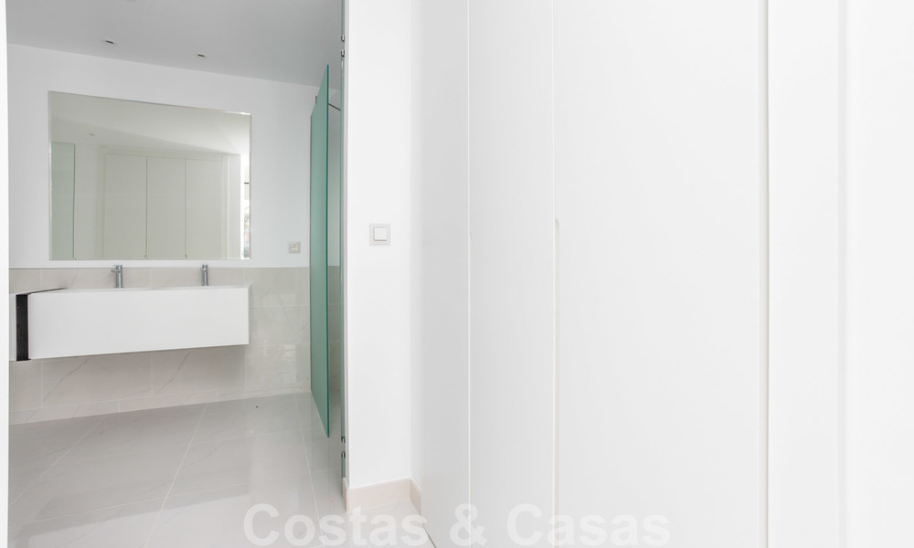 Modern design appartement te koop met ruim terras en grote tuin, grenzend aan de golfbaan in Marbella - Estepona 25401
