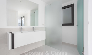 Modern design appartement te koop met ruim terras en grote tuin, grenzend aan de golfbaan in Marbella - Estepona 25402 